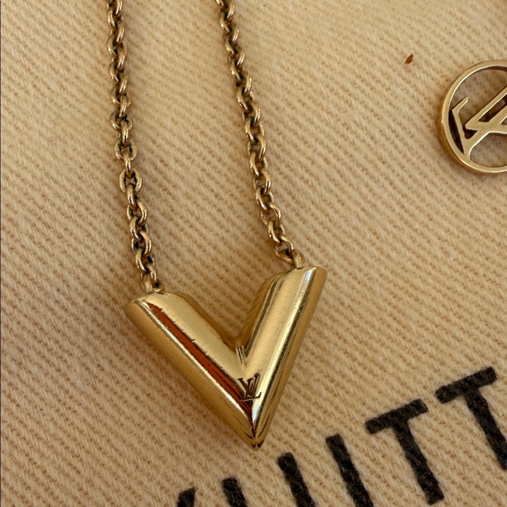 Louis Vuitton V Pendant Gold Necklace - Picture 2 of 7